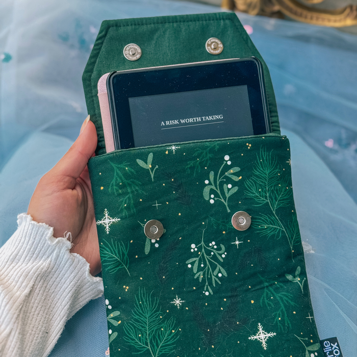 Winter Botanical padded e-reader sleeve