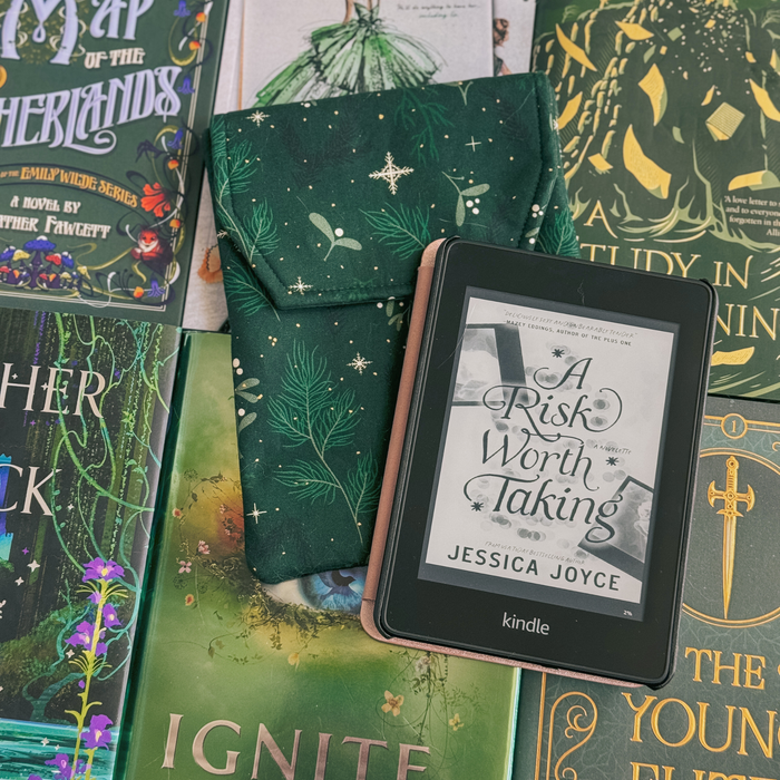 Winter Botanical padded e-reader sleeve