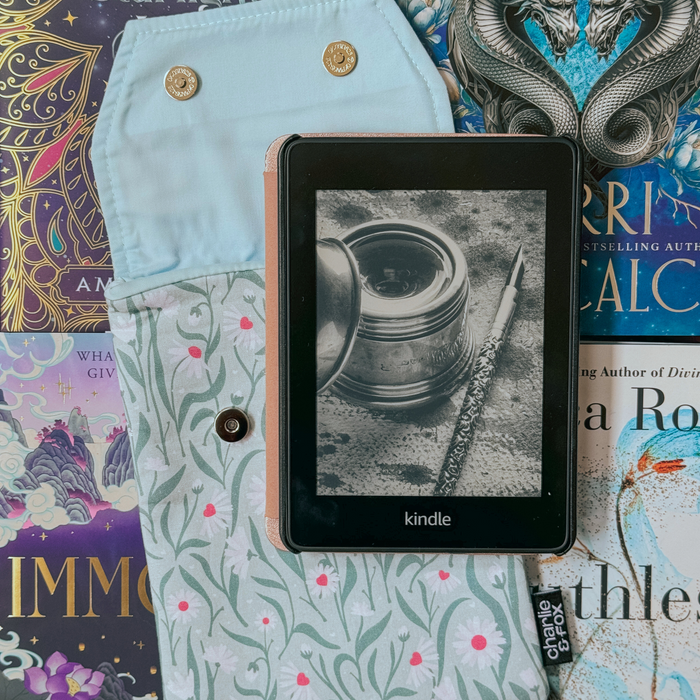 Daisies in Spring padded e-reader sleeve