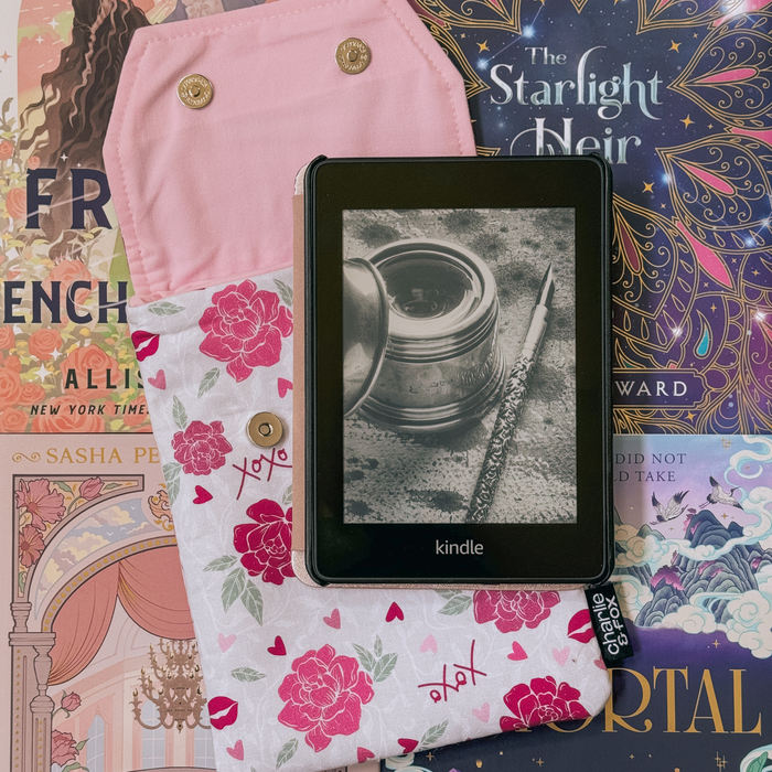 Light Romance padded e-reader sleeve