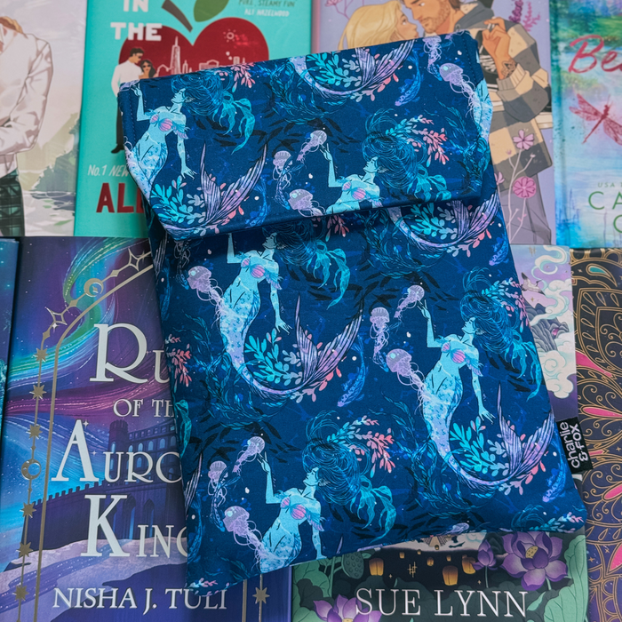 Ocean Queen padded book sleeve