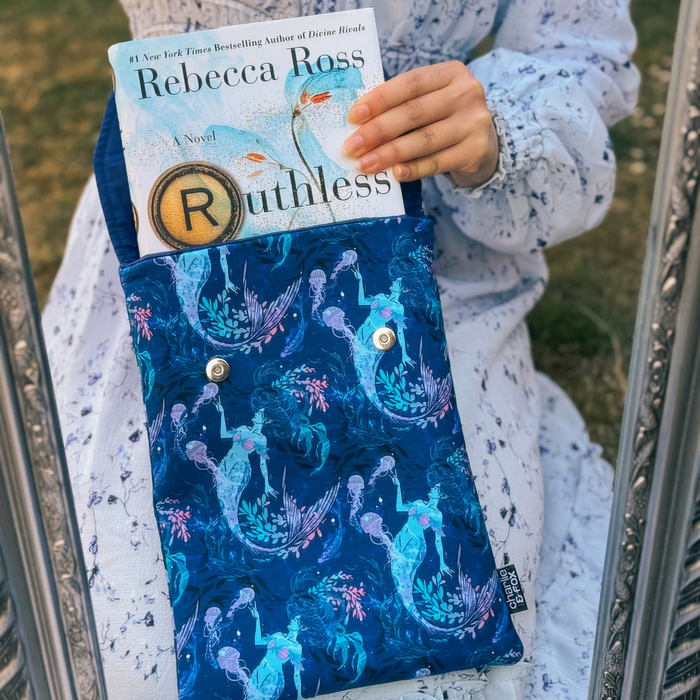 Ocean Queen padded book sleeve