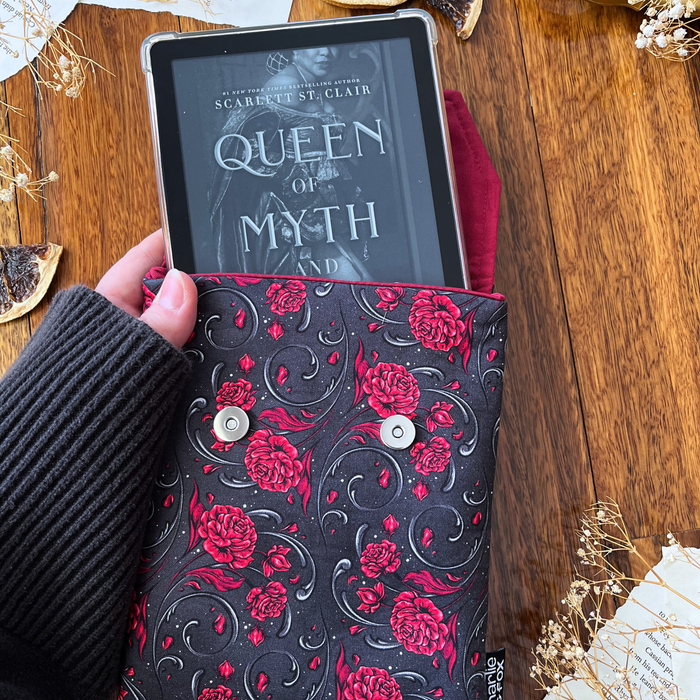 Scarlett Floral padded e-reader sleeve (Scarlett St. Clair)