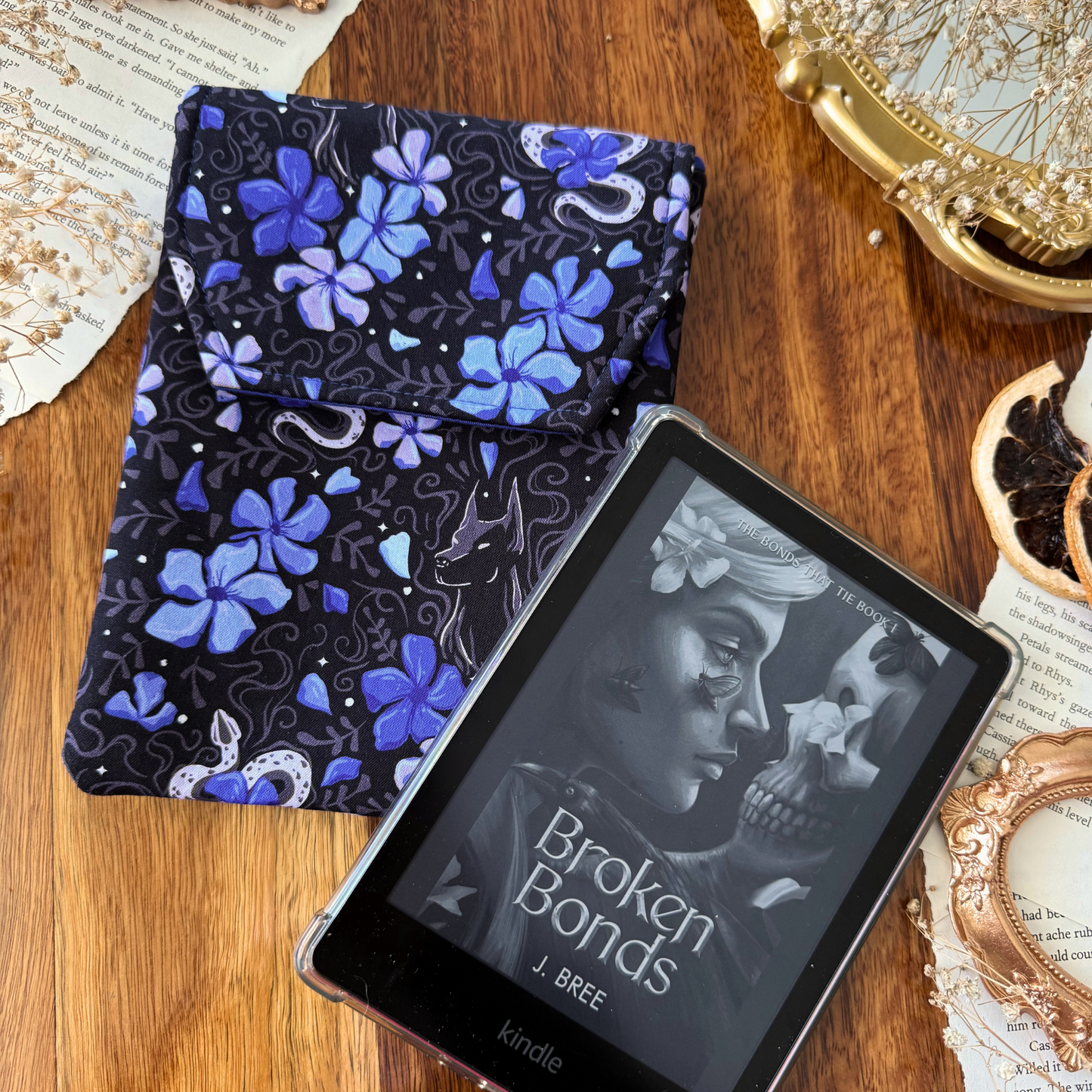 Shadow Puppy padded e-reader sleeve - Draven Edition (The Bonds That Tie - J. Bree)