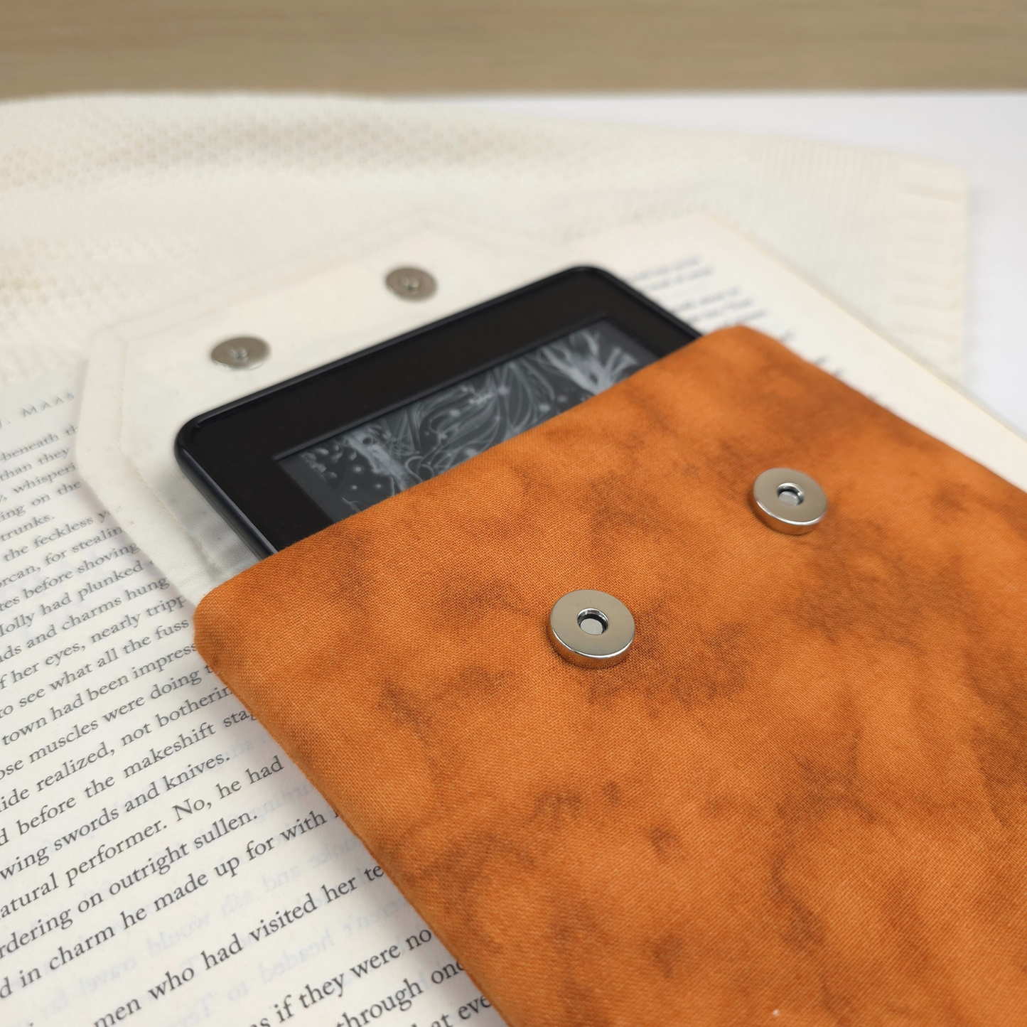 Caramel Latte padded e-reader sleeve