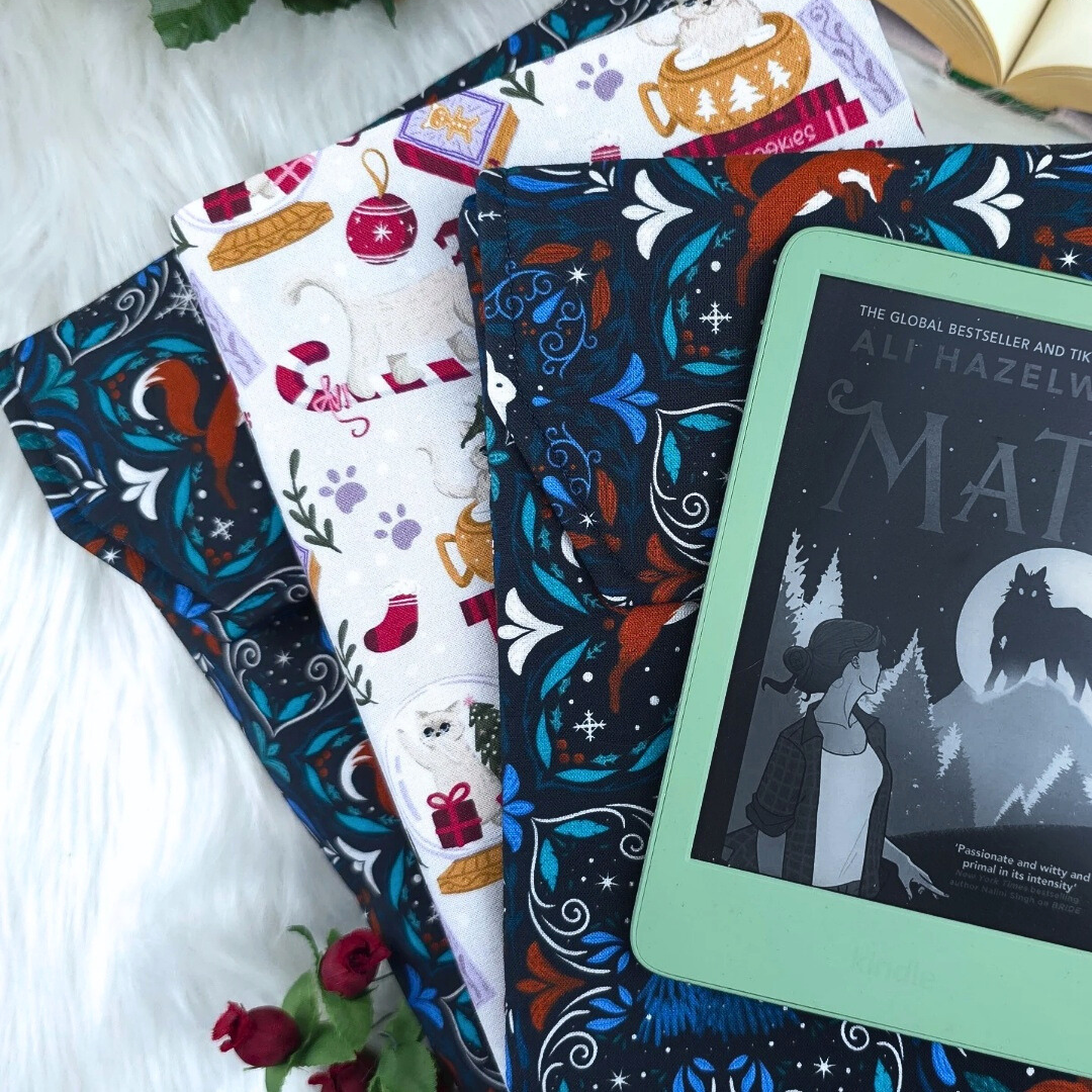 Midnight Winter Fox padded e-reader sleeve