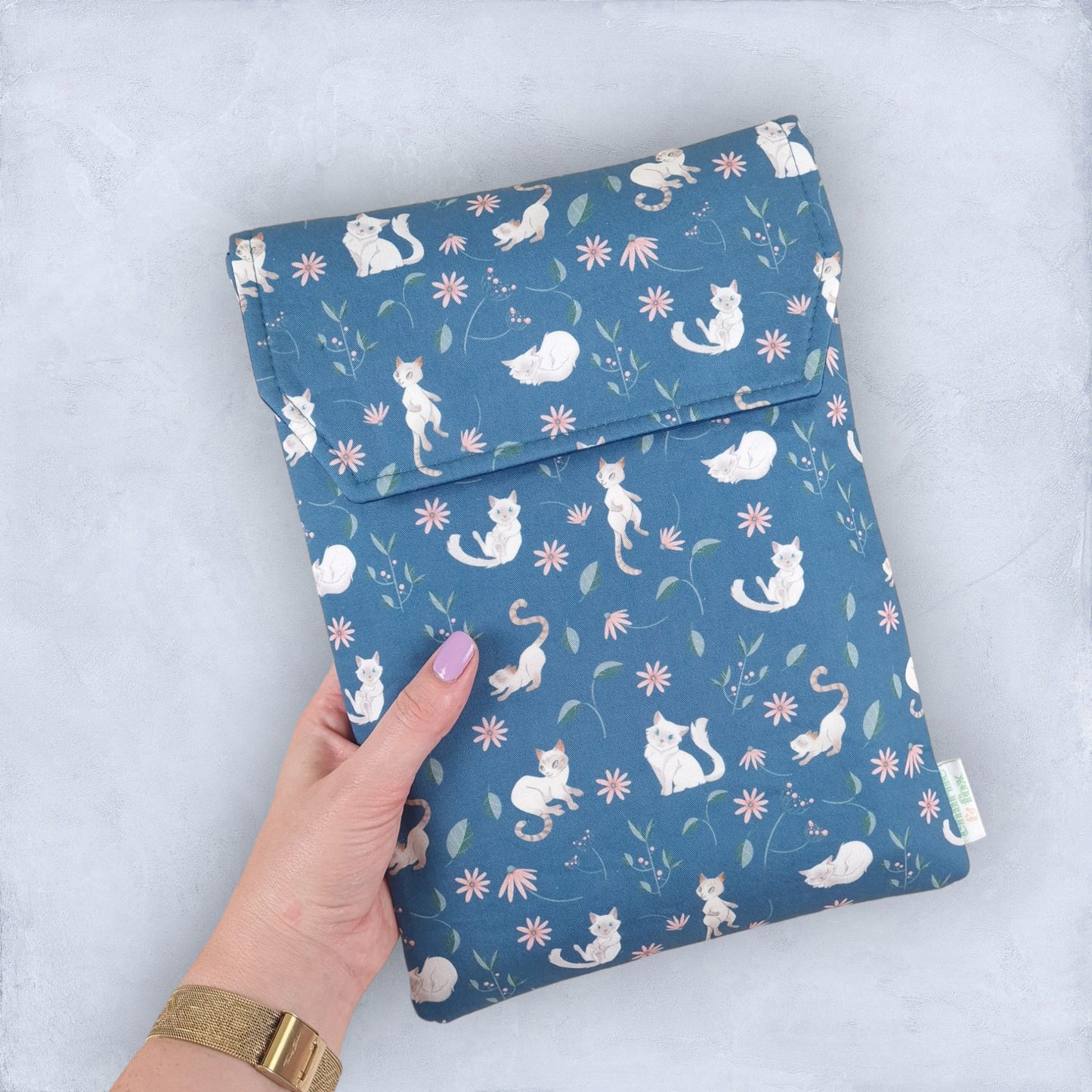 Charlie & Fox Cats padded book sleeve (dark blue)