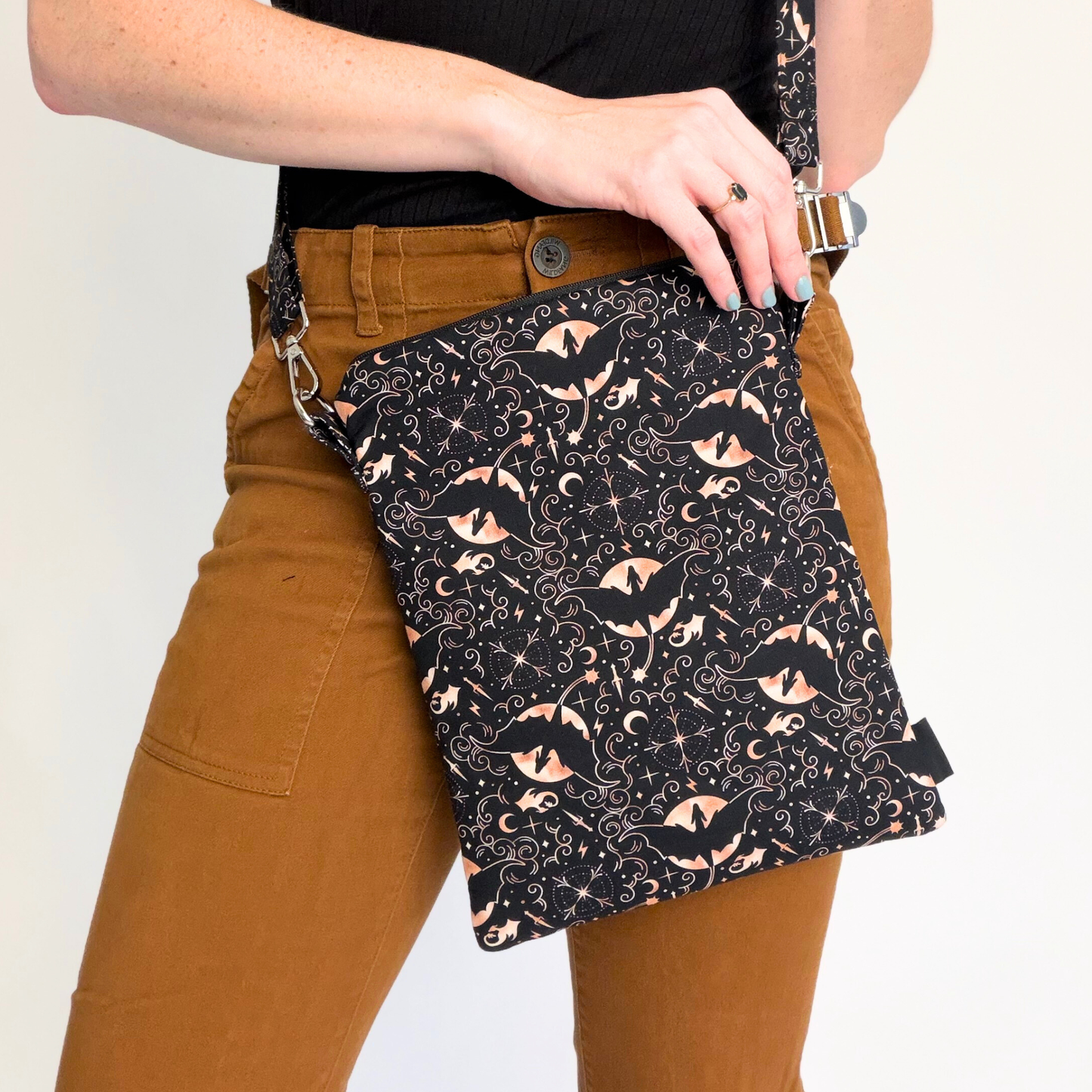 Fourth Wing crossbody sleeve - Rebecca Yarros