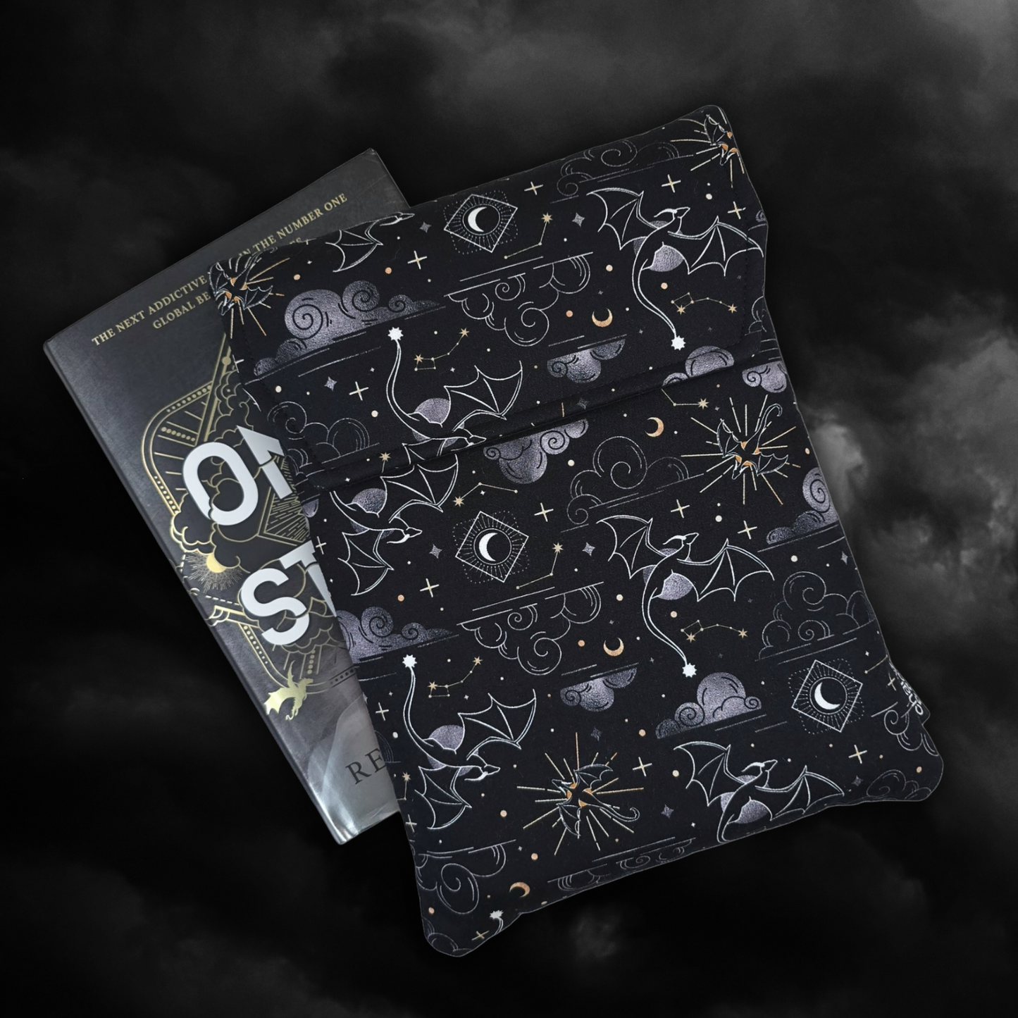 Onyx Storm padded book sleeve - Rebecca Yarros
