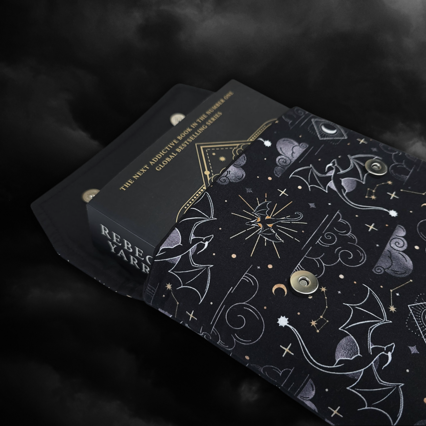 Onyx Storm padded book sleeve - Rebecca Yarros