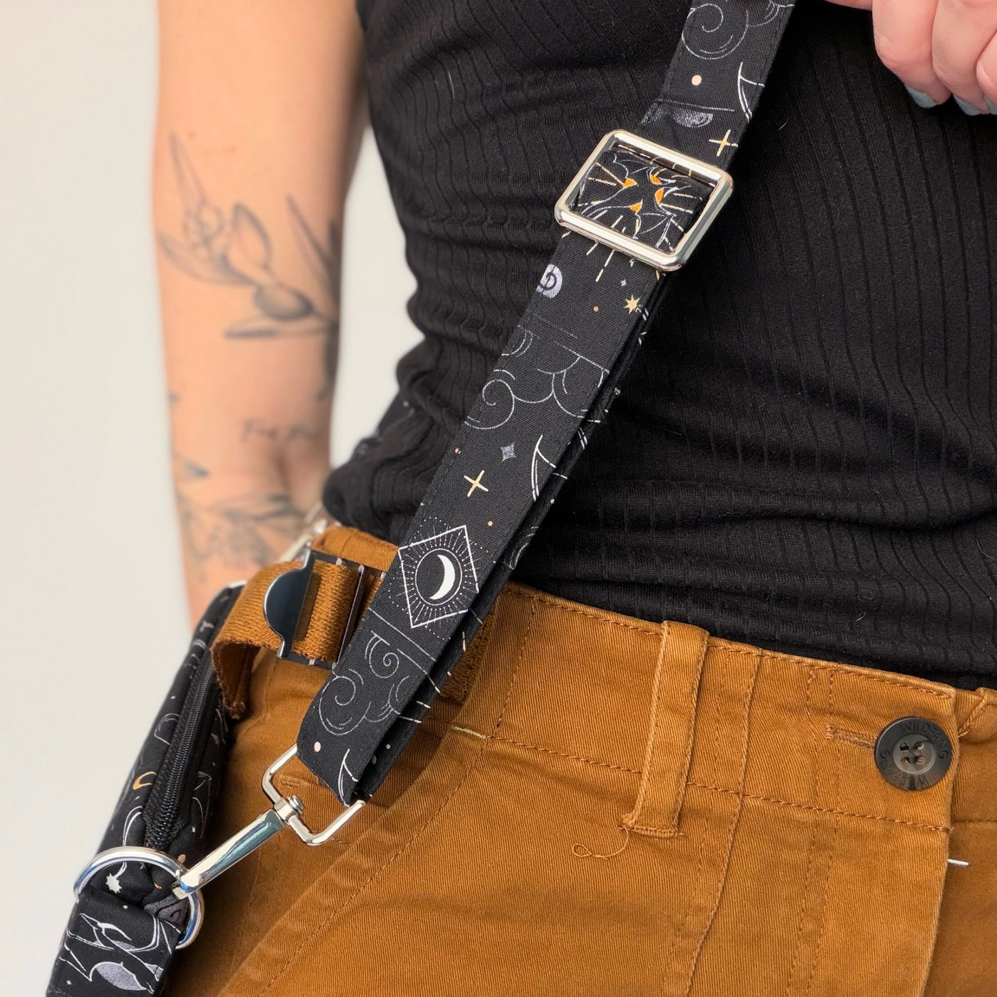 Onyx Storm crossbody sleeve - Rebecca Yarros