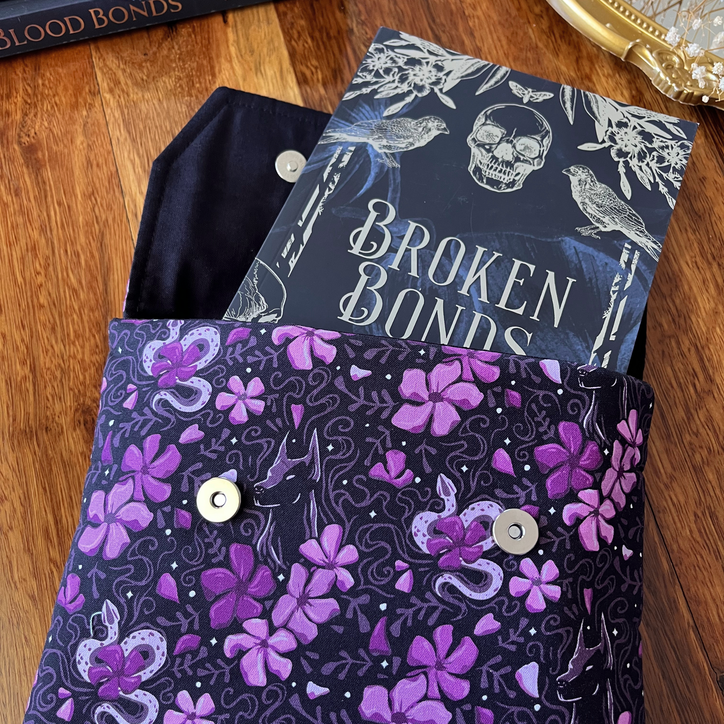 Shadow Wielder padded book sleeve (The Bonds That Tie - J. Bree)