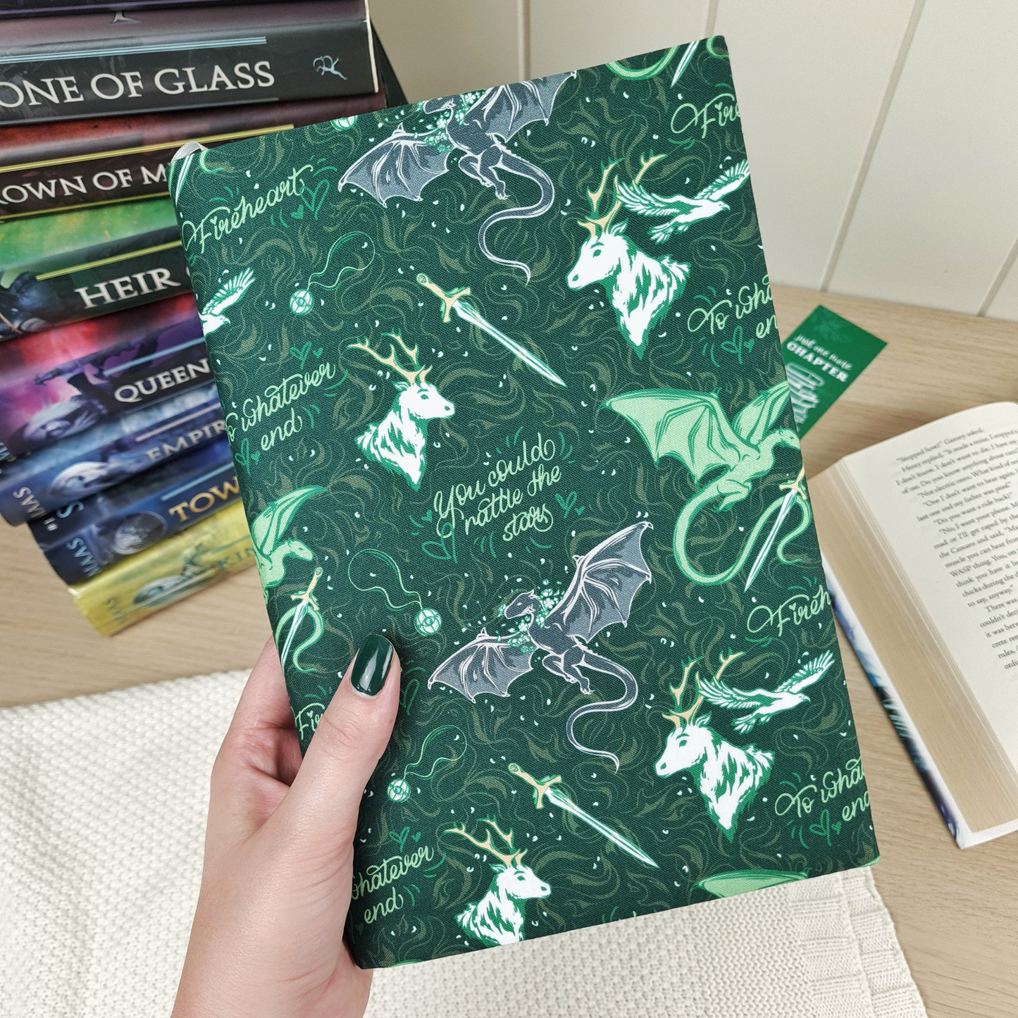Throne of Glass fabric book cover