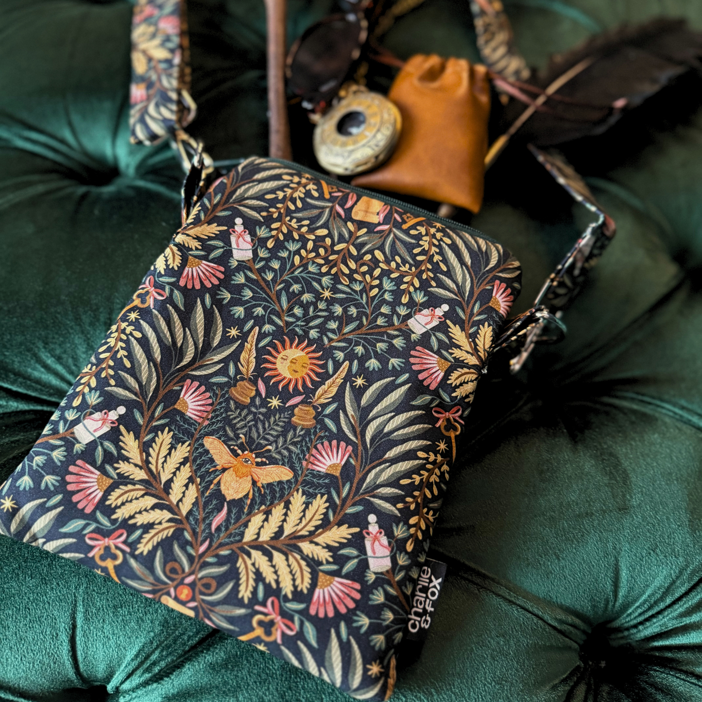 Archive Jungle crossbody sleeve